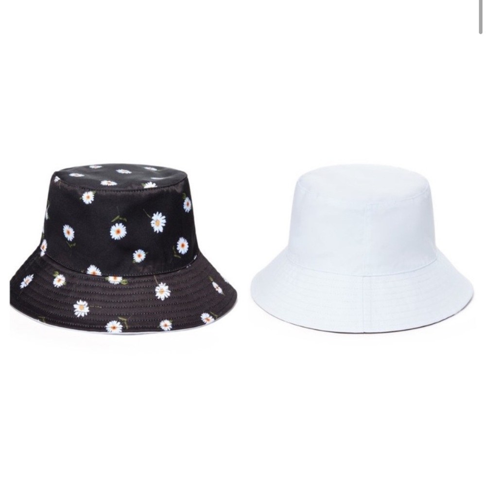 NWT Alice and Olivia Reversible Daisy Bucket Hat